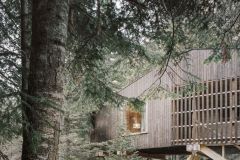 two-cabins-perched-on-stilts-cyril-chenebeau_16