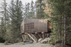 two-cabins-perched-on-stilts-cyril-chenebeau_2